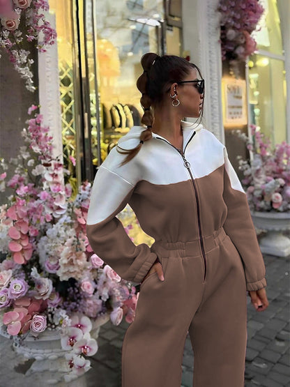 Fleece jacket and sports pants set for women with contrasting inserts Chic und Stil