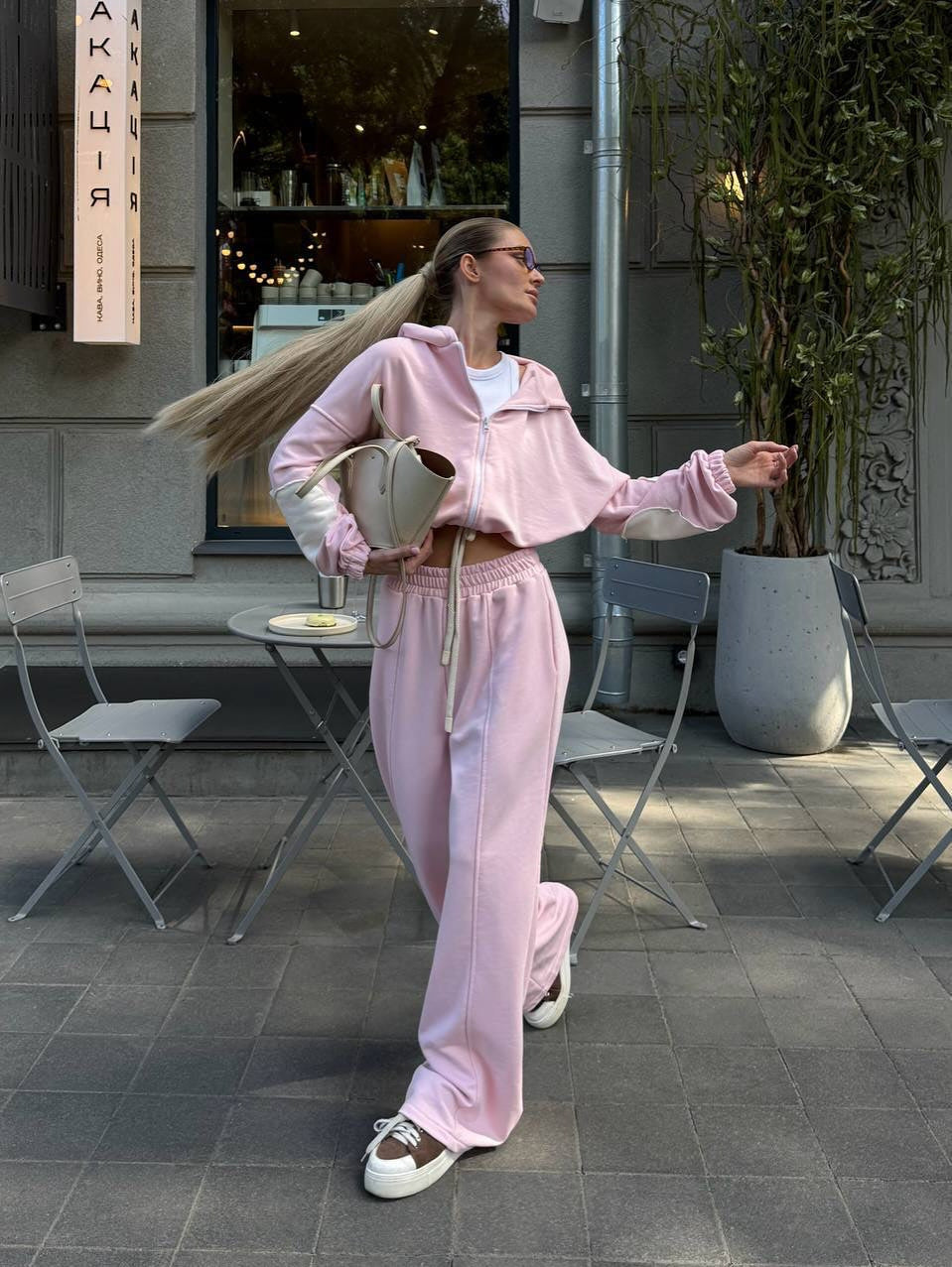 Chic and Style women's sporty-elegant set consisting of a crop top and wide pants