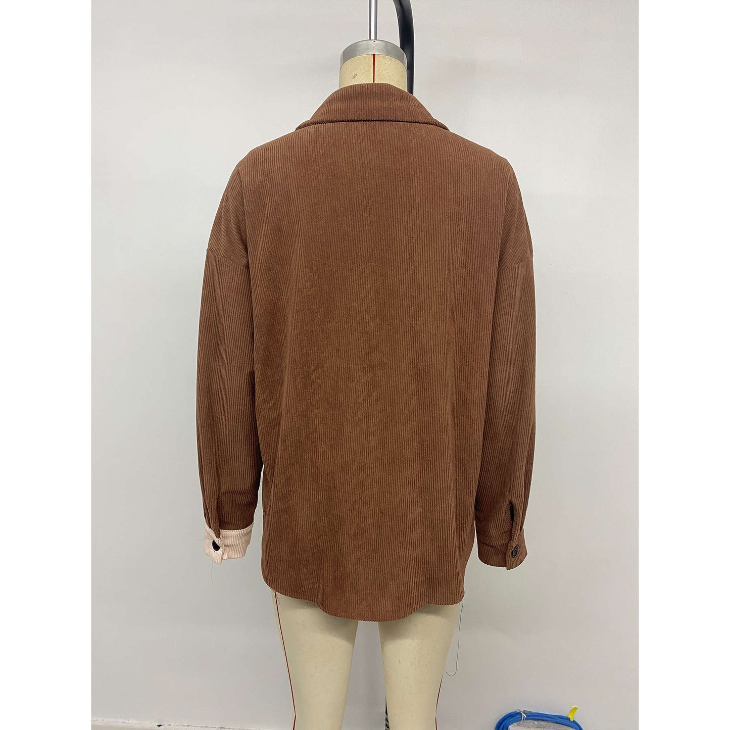 Chemise en velours côtelé pour femmes avec un design de blocs de couleurs à la mode et un caractère sportif Chic und Stil