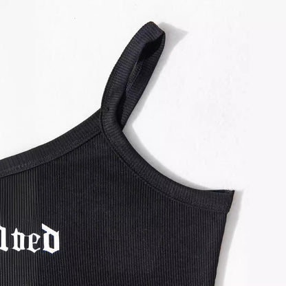 Top court pour femmes avec un design côtelé et un cool logo Chic und Stil