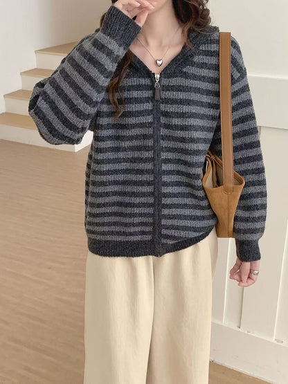 Casual knitted pullover for women with hood and zipper Chic and Style