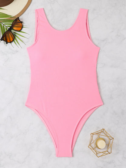 Maillot de bain une pièce à découpe haute pour dames avec un design à rayures sophistiqué Chic und Stil