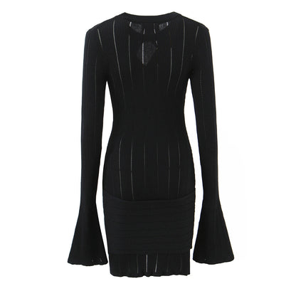 Robe en tricot ajustée pour dames avec un décolleté original et un volant Chic und Stil