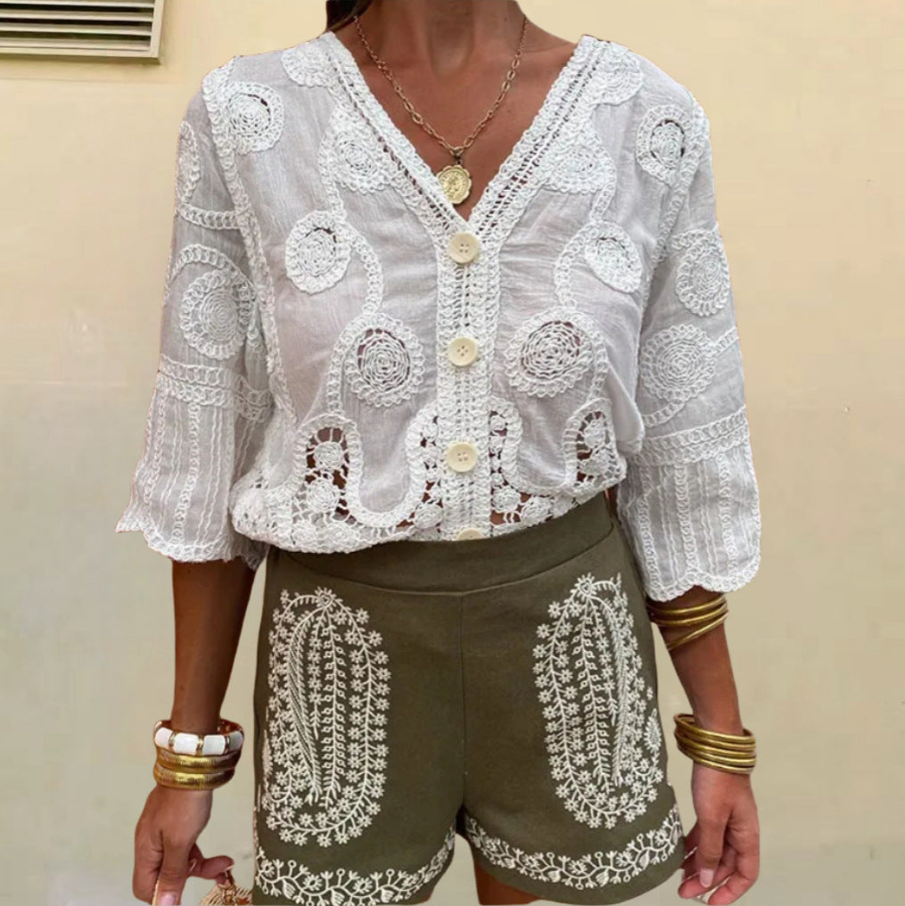 Blouse aérienne pour femmes avec motif crochet artistique et patte de boutonnage Chic und Stil