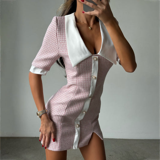 Robe femme à manches courtes avec col unique et détails de boutons Chic und Stil