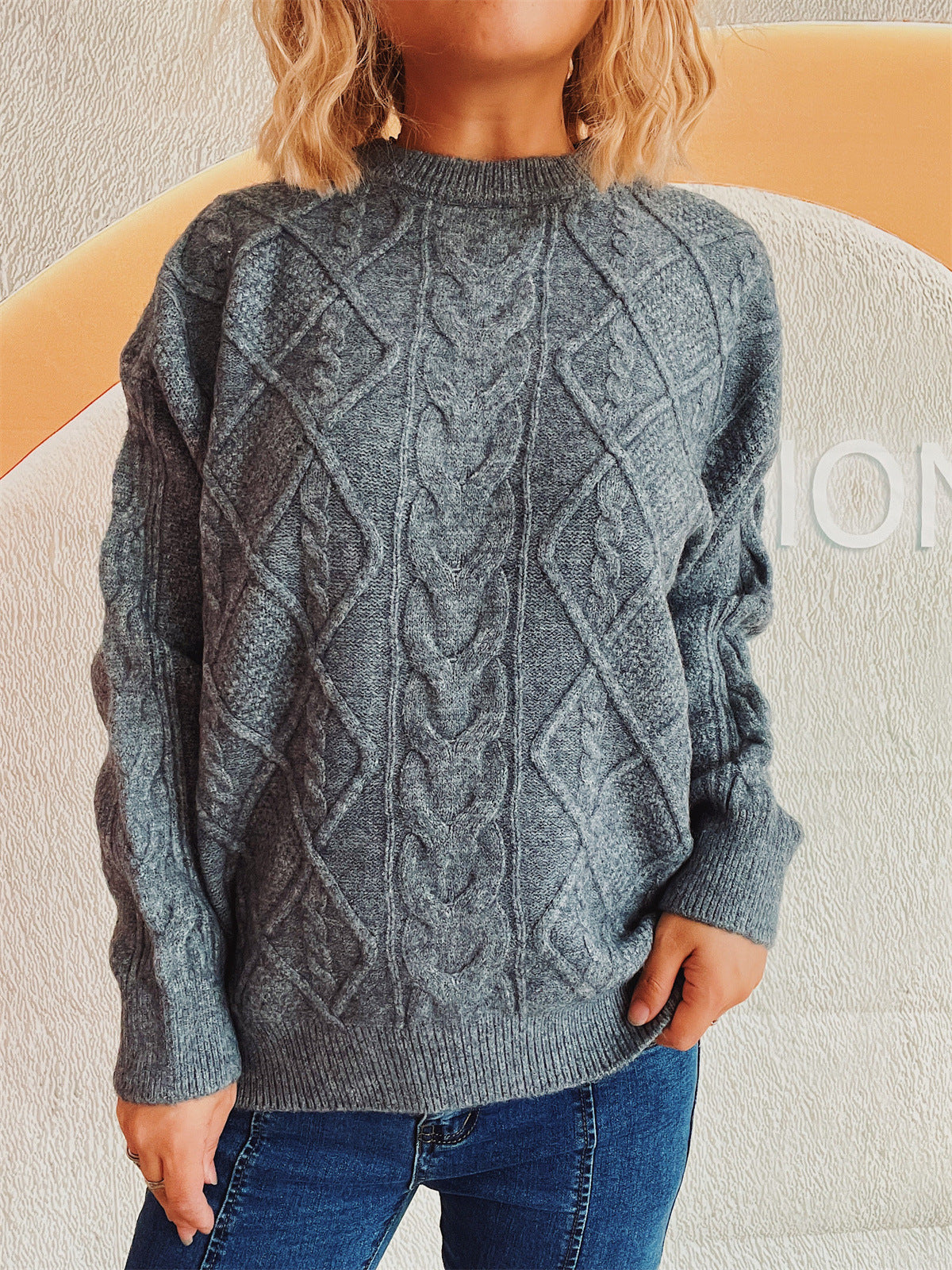 Pull en gros tricot pour femmes avec un élégant design en torsades et une coupe décontractée Chic und Stil