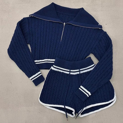 Pull en tricot court pour femmes avec col montant et short dans l'ensemble Chic und Stil