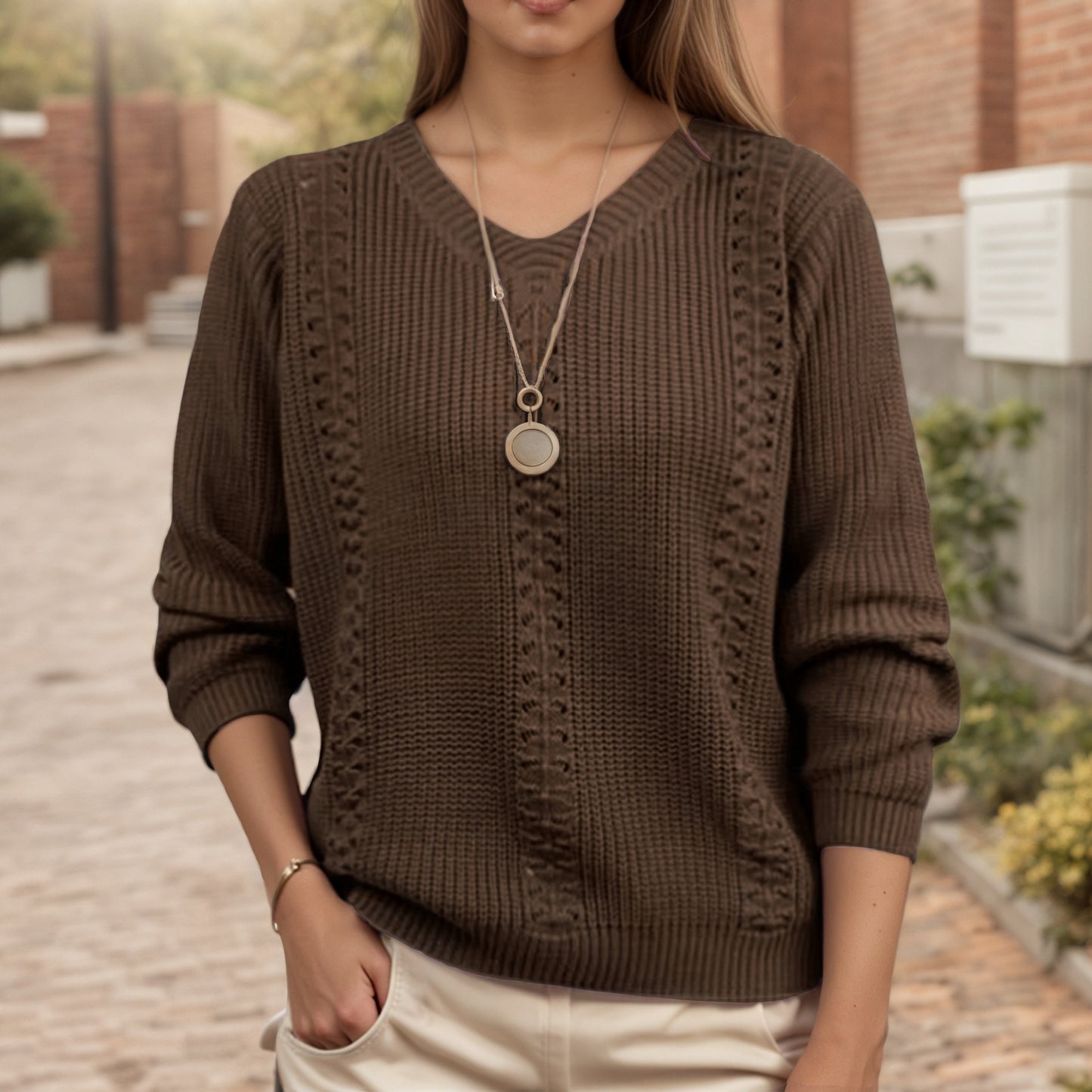 Pull en tricot pour femmes avec décolleté en V et finition texturée Chic und Stil