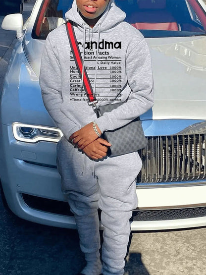 Casual hoodie and jogger pants set for women with motivational print Chic und Stil