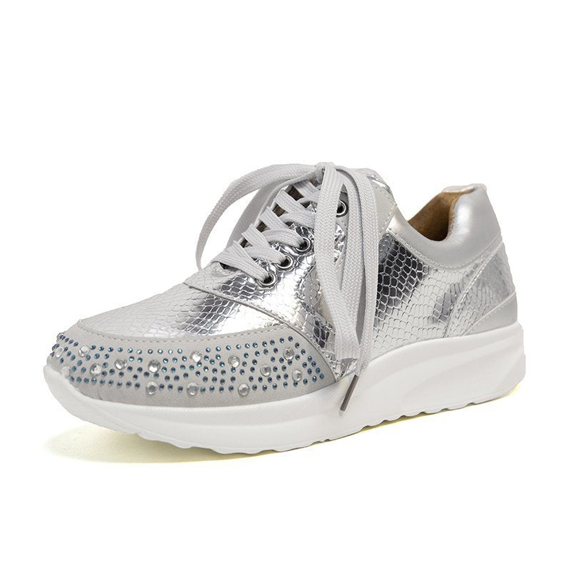 Baskets pour femmes avec des strass scintillants et une surface métallique élégante Chic und Stil
