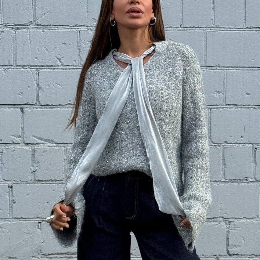 Dames élégant pull en tricot avec écharpe en soie à la mode Chic und Stil