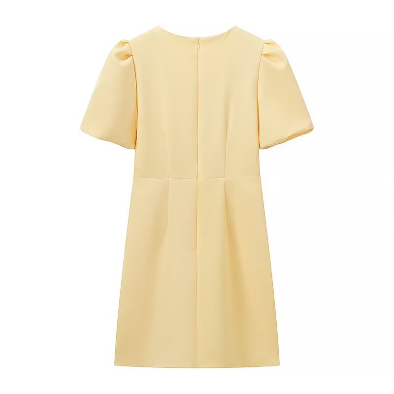 Robe pour femmes avec un design de volants amusant et des détails de nœud élégants Chic und Stil