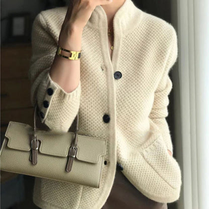 Dames cardigan confortable avec des détails de boutons élégants et de grandes poches Chic und Stil