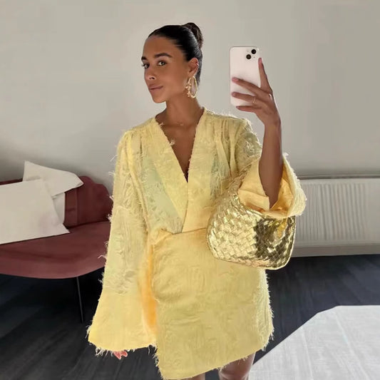 Robe courte élégante pour femmes avec design effiloché et décolleté en V Chic und Stil