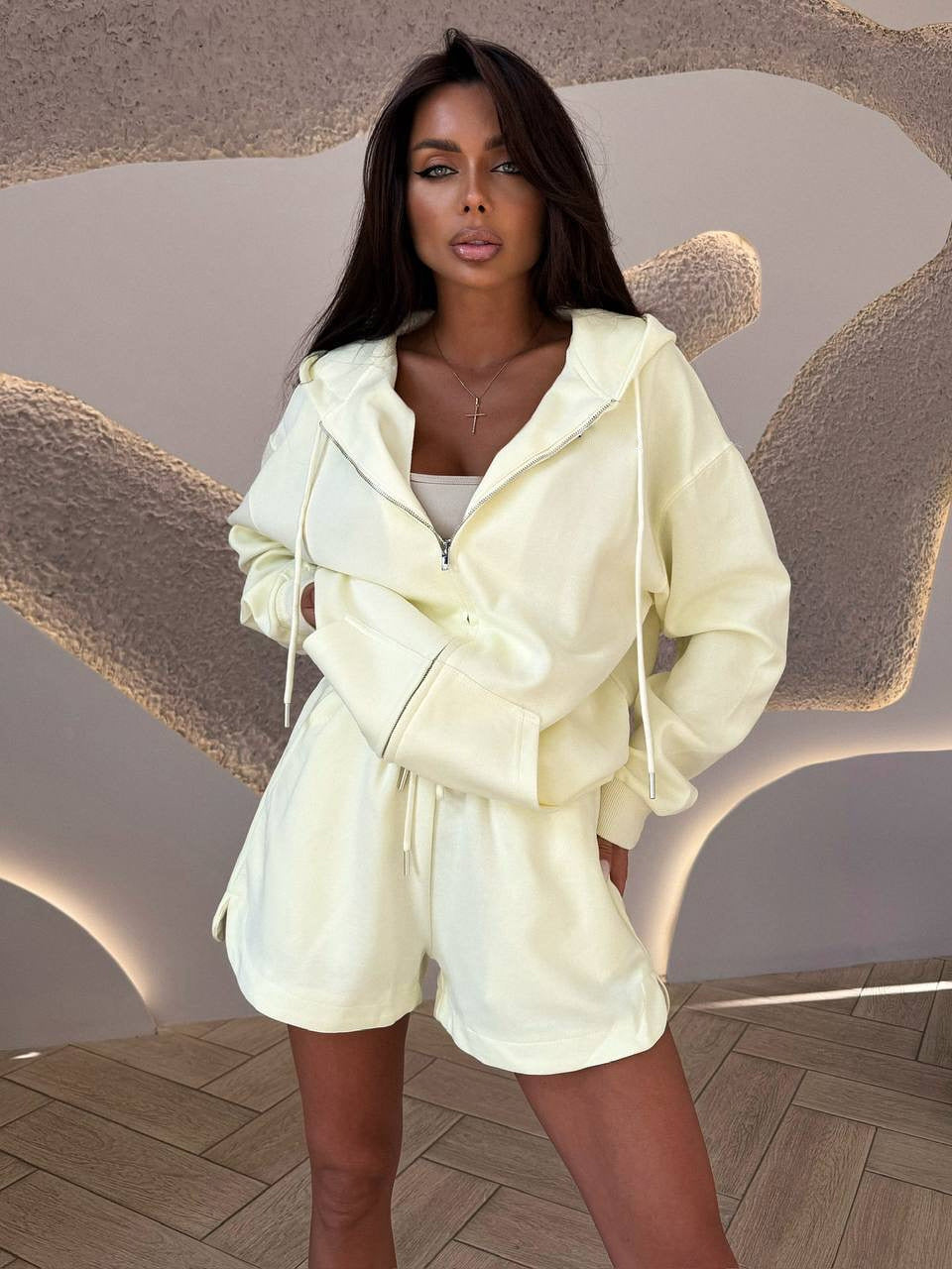 Ensemble de hoodie surdimensionné sportif pour femmes et shorts Chic und Stil