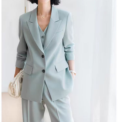 Chic and Style three-piece fitted blazer and pants set for women