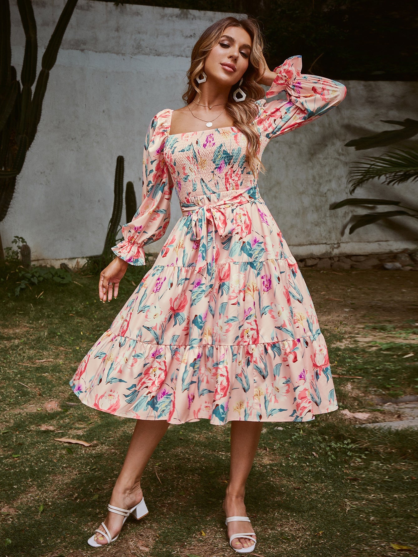 Robe midi pour femmes avec imprimé floral et coupe flatteuse Chic und Stil