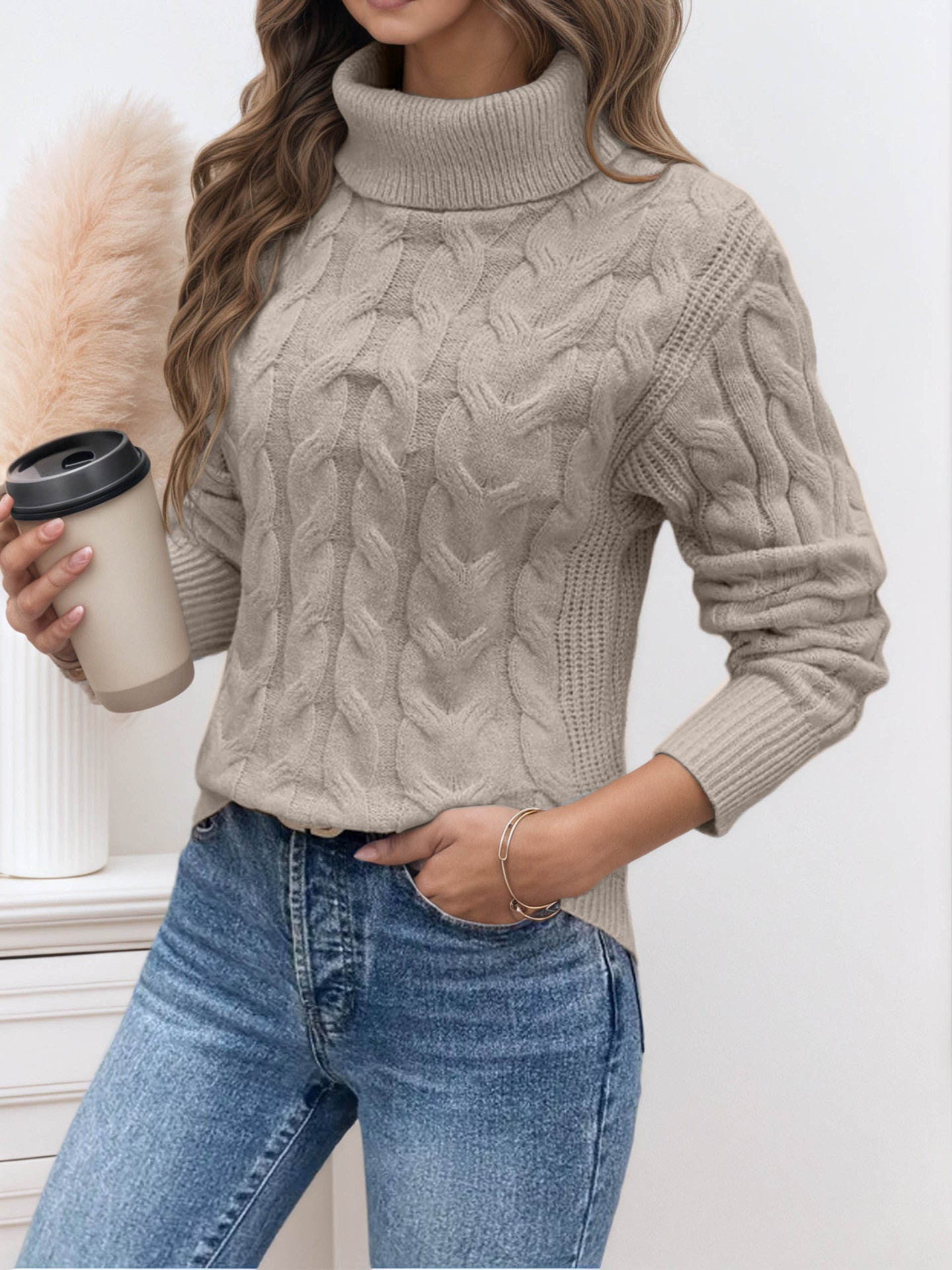 Pull en tricot pour femmes avec col montant et motif en câble Chic und Stil