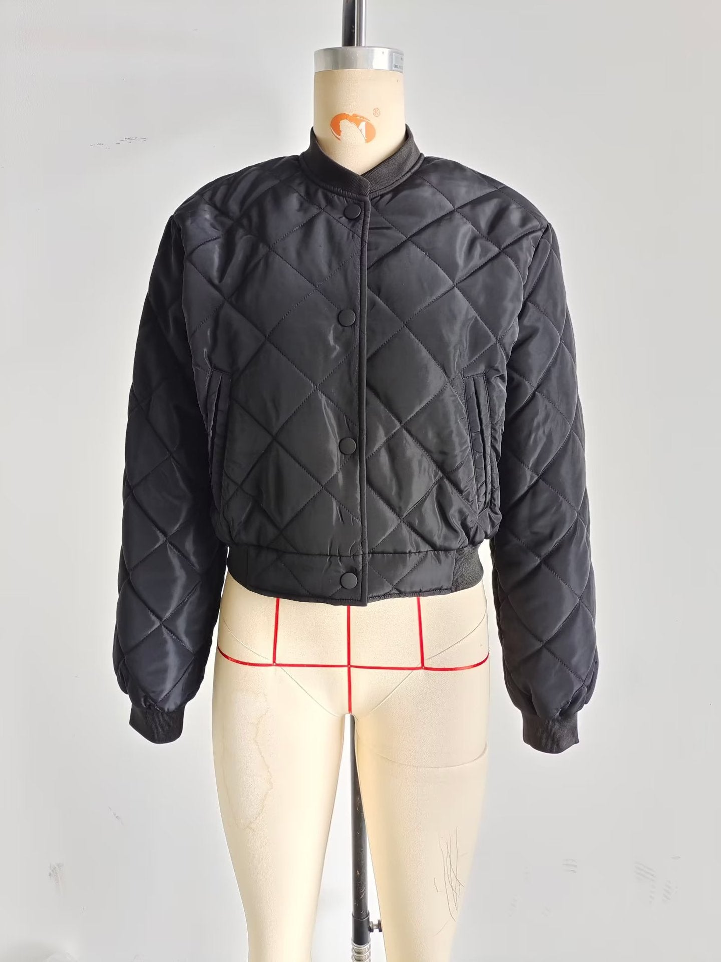 Quilted bomber jacket for women with practical pockets and elastic waist Chic and Style