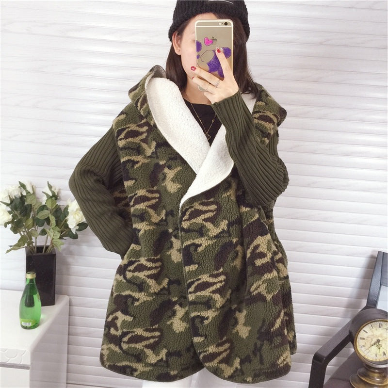 Dame veste à capuche au design camouflage moderne avec intérieur douillet Chic und Stil