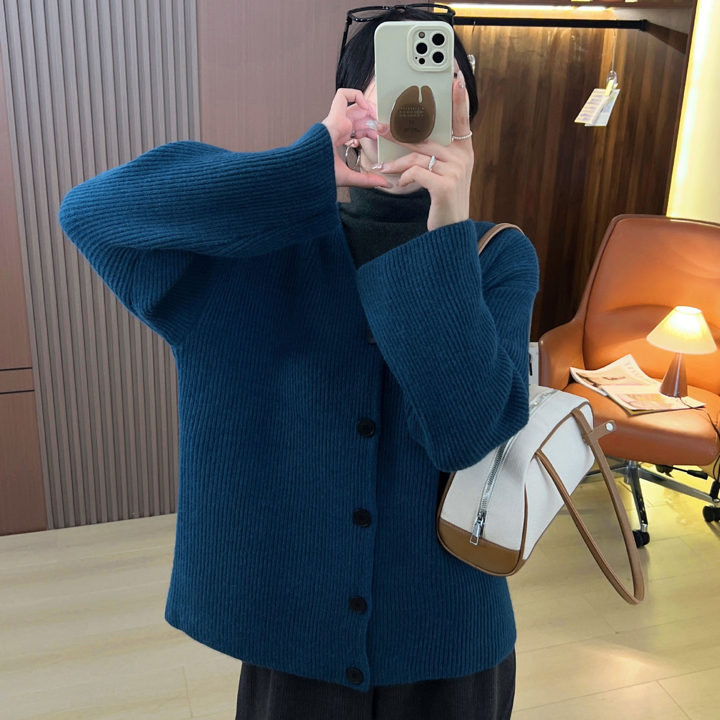 Cardigan en maille décontracté pour femmes avec décolleté en V profond et fermeture à boutons Chic und Stil