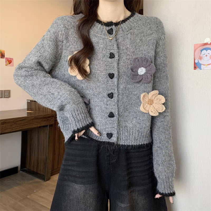 Dames pull-over ludique avec fermeture à boutons en forme de cœur et appliques florales Chic und Stil