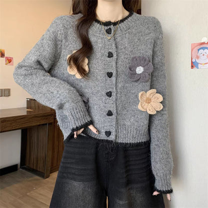 Dames pull-over ludique avec fermeture à boutons en forme de cœur et appliques florales Chic und Stil