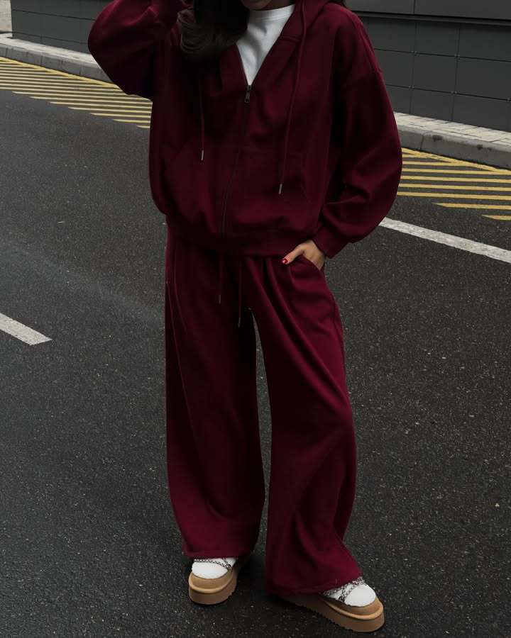 Sporty hoodie for women with a loose fit and comfortable jogger pants Chic und Stil