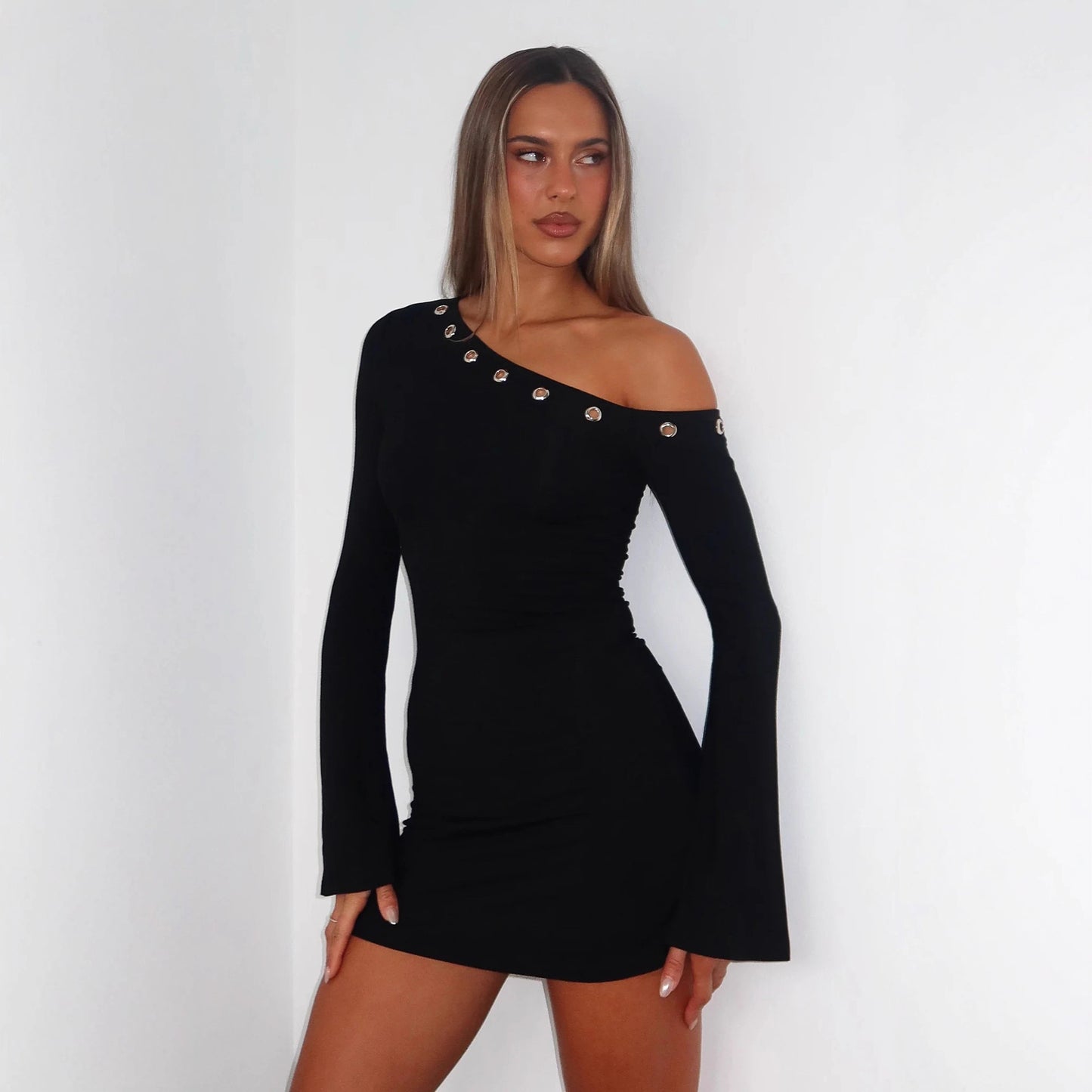 Robe mini femme avec décolleté asymétrique à Carmen et boutons décoratifs Chic und Stil