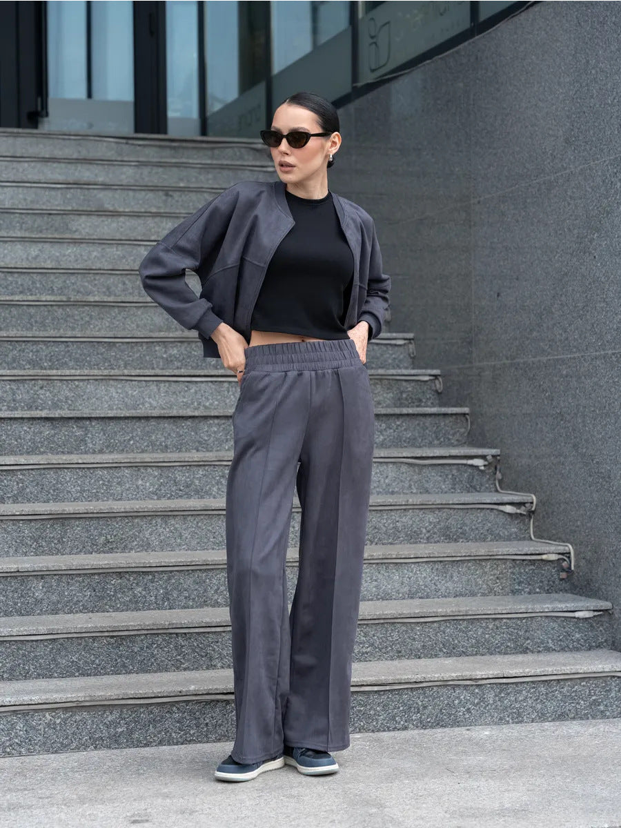 Chic and Style women's sporty lounge set with short jacket and wide pants