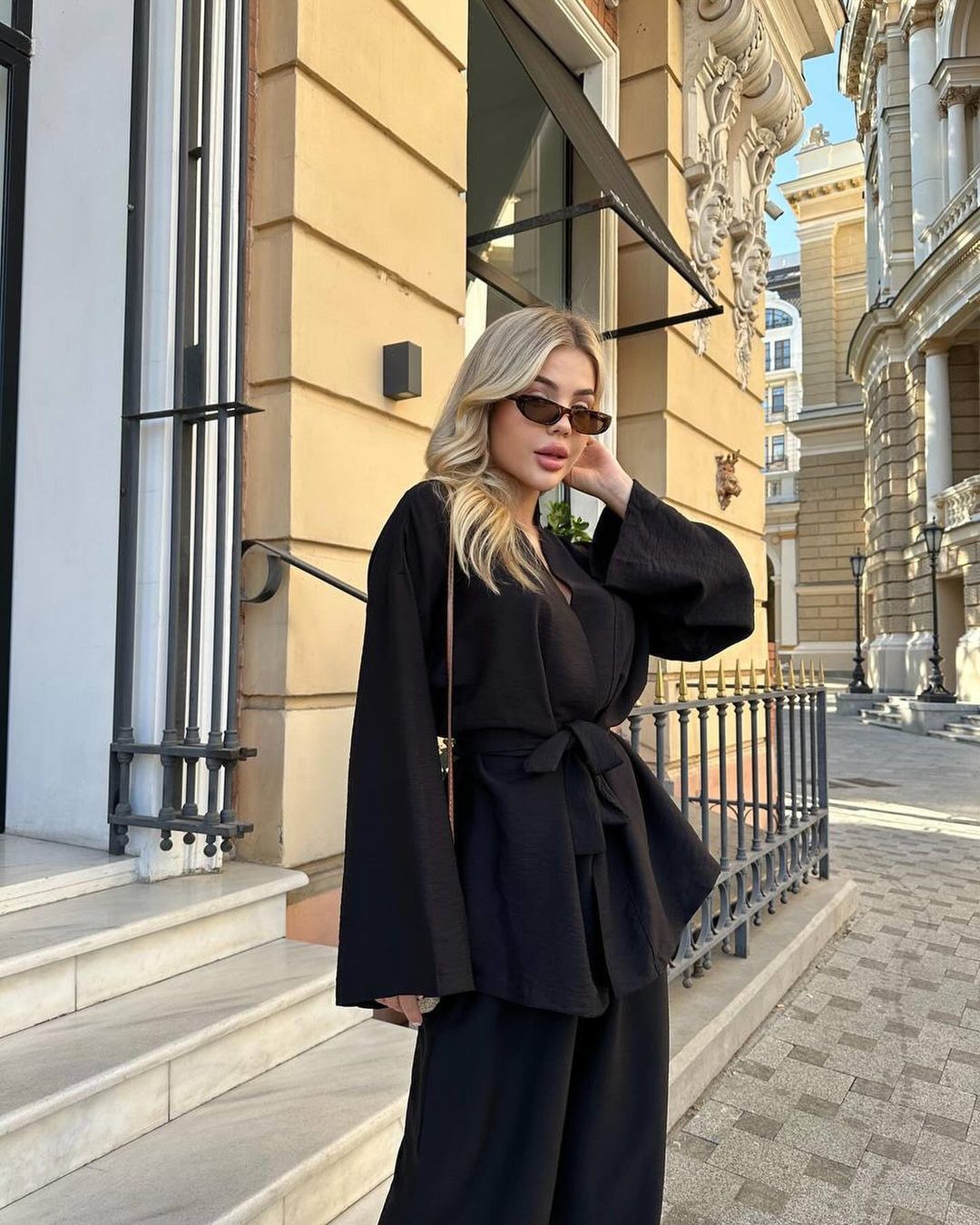 Women's set composed of a lightweight blazer and wide-leg pants with a floral design Chic und Stil