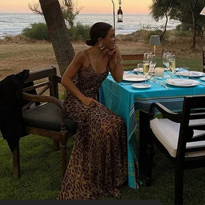 Robe maxi femme avec un élégant imprimé léopard et un tissu fin Chic und Stil