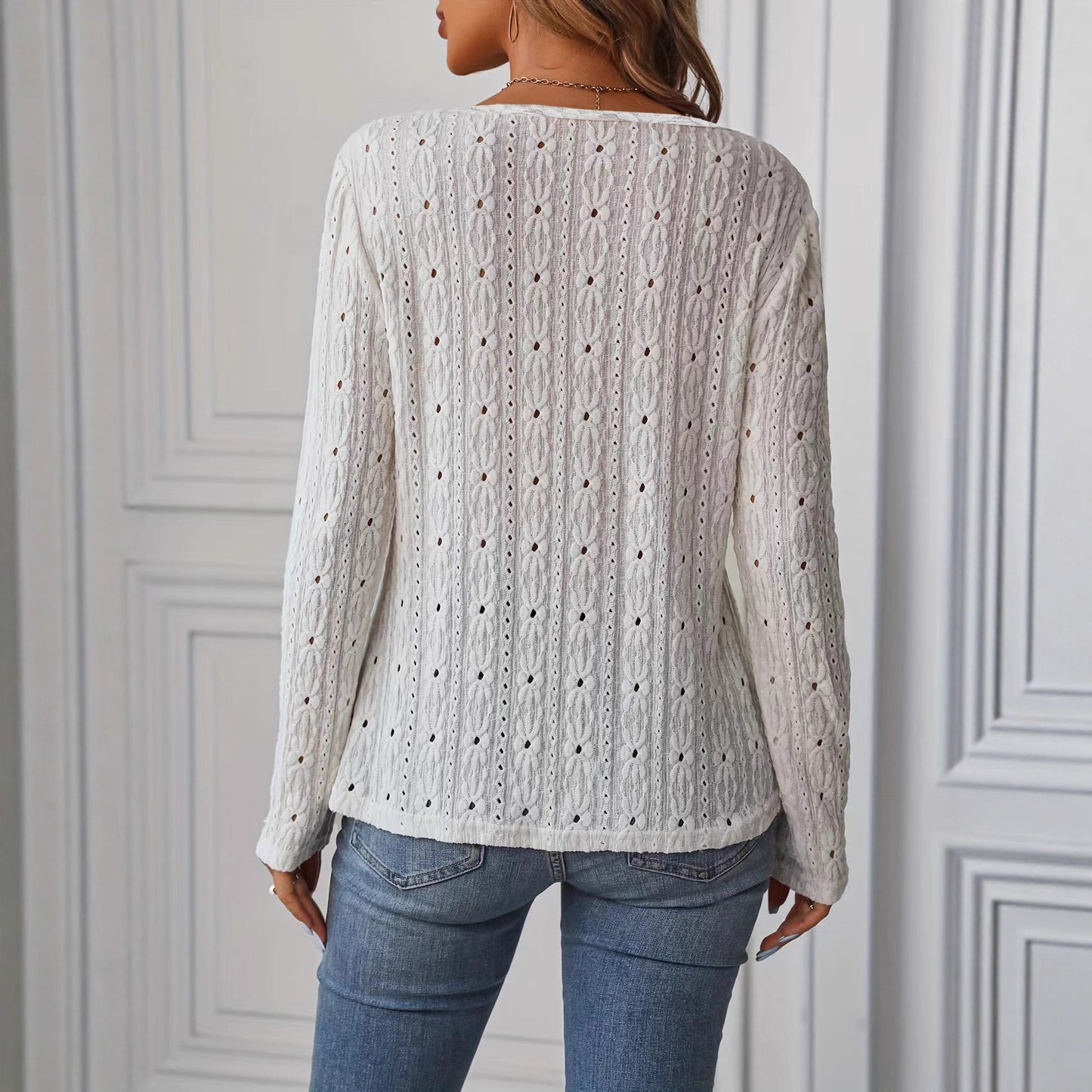 Chemise à manches longues pour femmes avec un motif au crochet raffiné et des détails de bouton Chic und Stil