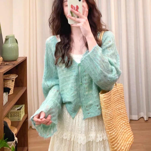 Cardigan en tricot léger pour femmes avec une fine structure en mailles ajourées et une coupe ample Chic und Stil