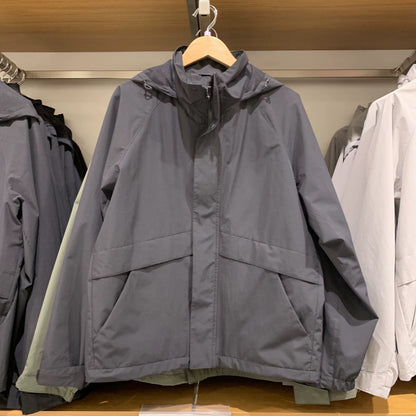 Veste d'extérieur pour femmes avec capuche réglable et caractéristiques respirantes Chic & Stil