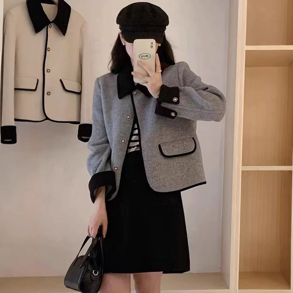 Dame élégante veste courte avec des détails contrastants Chic und Stil