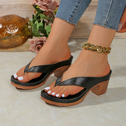 Sandales confortables pour dames à lanières avec un élégant talon bloc et un design de lanière à la mode Chic und Stil