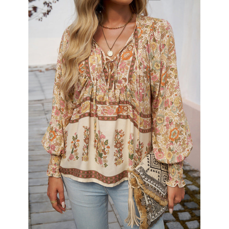 Blouse féminine légère avec motif floral et lacets détaillés Chic und Stil