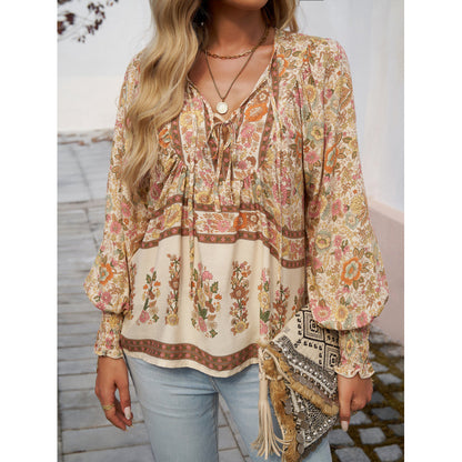 Blouse féminine légère avec motif floral et lacets détaillés Chic und Stil