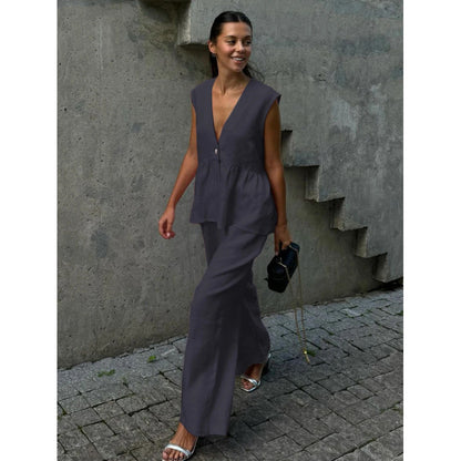 Casual linen set for women with deep V-neck and wide-leg pants Chic and Style