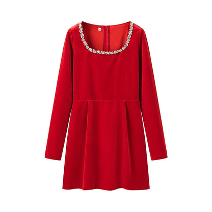 Robe longue à manches longues élégamment coupée pour femmes avec décolleté orné Chic und Stil