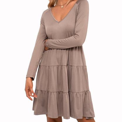 Robe de loisirs pour femmes avec décolleté en V profond et jupe volumineuse Chic und Stil