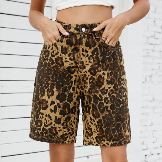 Women's cargo shorts in trendy animal print style, high waist and practical pockets Chic und Stil