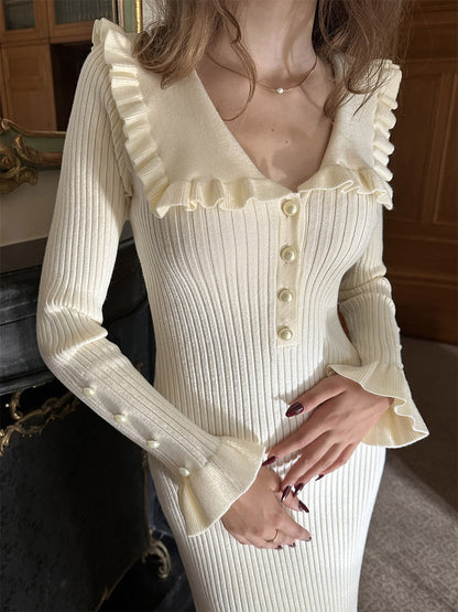 Robe en tricot raffinée pour femmes avec détails en volants et ornementation en boutons perlés Chic und Stil