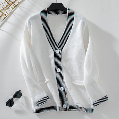 Veste en tricot pour femmes avec des accents de rayures modernes et des poches Chic und Stil