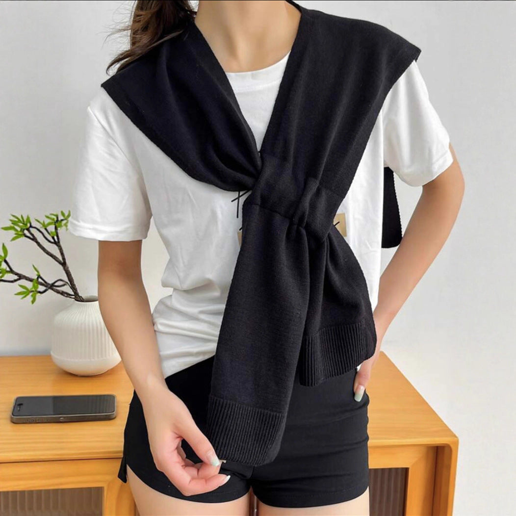 Trendy knitted scarf for women with bow detail Chic und Stil