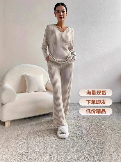 Costume en tricot élégant pour femmes avec décolleté en V et taille latérale Chic und Stil