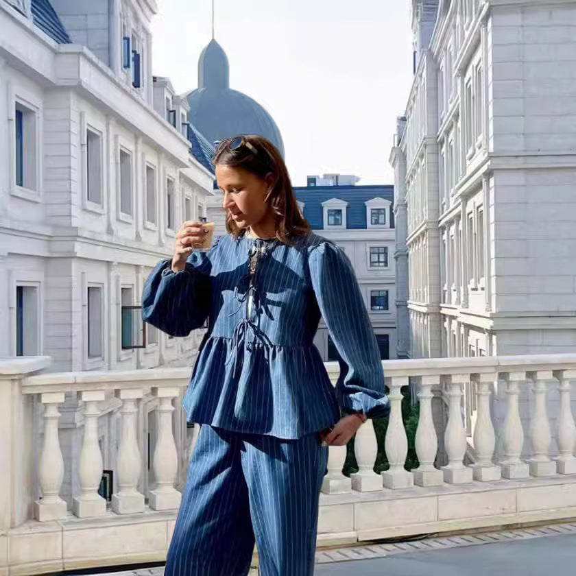 Chemisier rayé pour femmes avec des manches bouffantes volumineuses et une coupe cintrée Chic und Stil