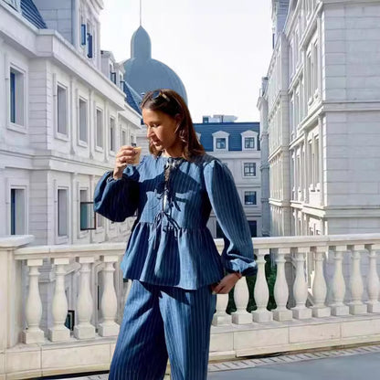 Chemisier rayé pour femmes avec des manches bouffantes volumineuses et une coupe cintrée Chic und Stil