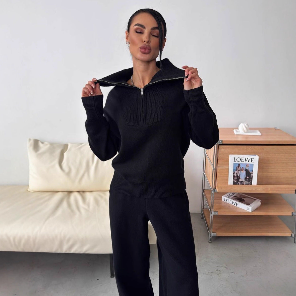 Women elegant knit sweater with half-zip and loose pants Chic und Stil
